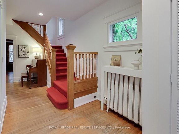 3rd image of 98 Woodlawn Ave W