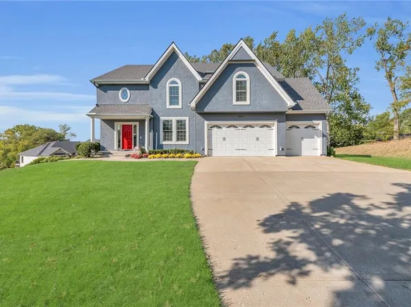 10118 River Hills Dr, Parkville, MO 64152