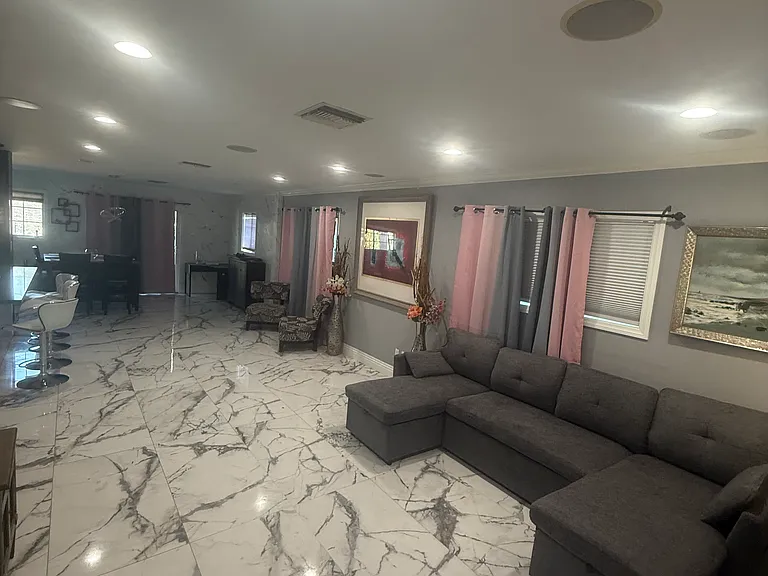 8632 Tyrone Ave — Photo 8