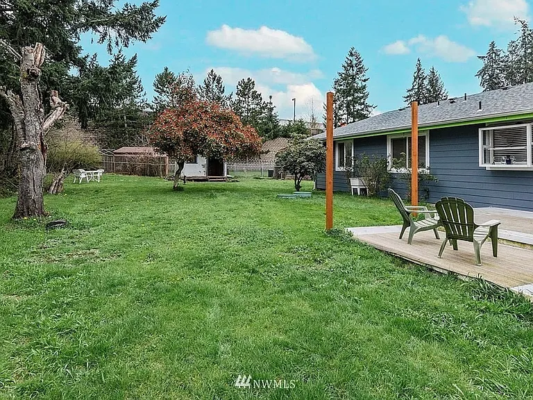 1339 Rhododendron Ct NE — Photo 9