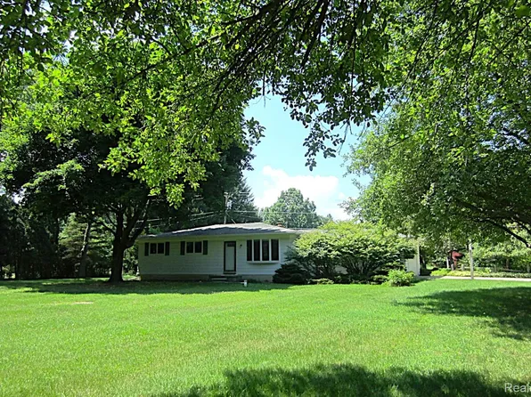 3944 Dartmouth Rd, Oxford, MI 48371