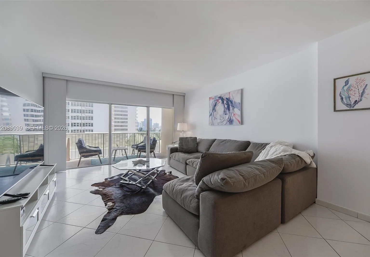 Hemispheres Condo — Photo 1