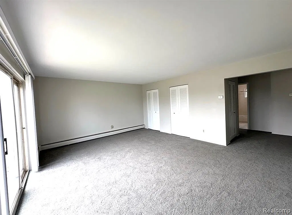 2859 E Maple Rd — Photo 2