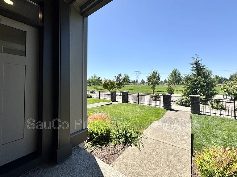 5531 SE Logan Ln — Photo 1