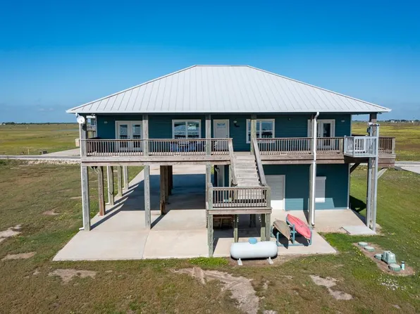 741 Bay Dr, Palacios, TX 77465