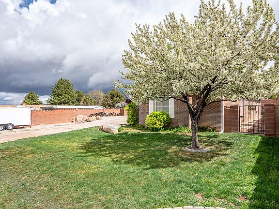 3rd image of 1177 S Mountain View Dr