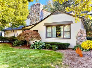 529 Lake Shore Ln, Grosse Pointe Woods, MI 48236