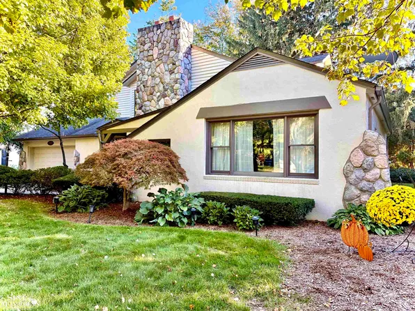 529 Lake Shore Ln, Grosse Pointe Woods, MI 48236