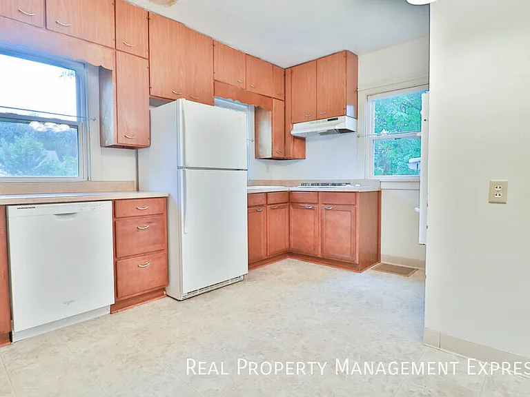 1412 W 17th St — Photo 8