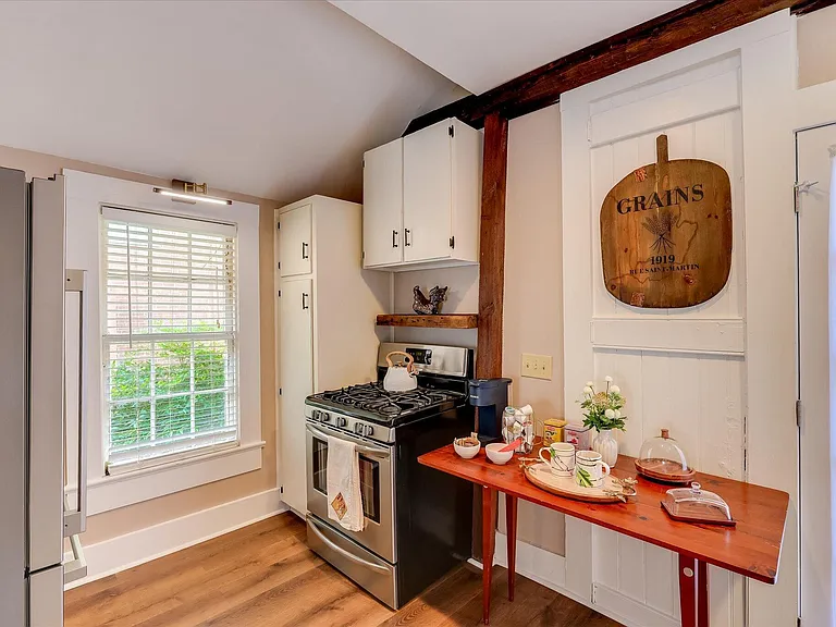 241 Laurens St SW #C — Photo 10