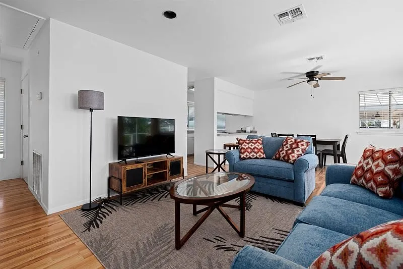 3 bed, 2.0 bath, 1728 sqft, $2,500 — Photo 4