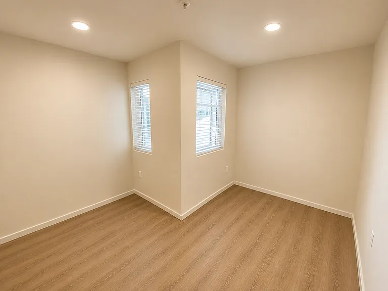 Plaza Apartments — Photo 92