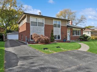 1414 N Sauk Ln, Mount Prospect, IL 60056