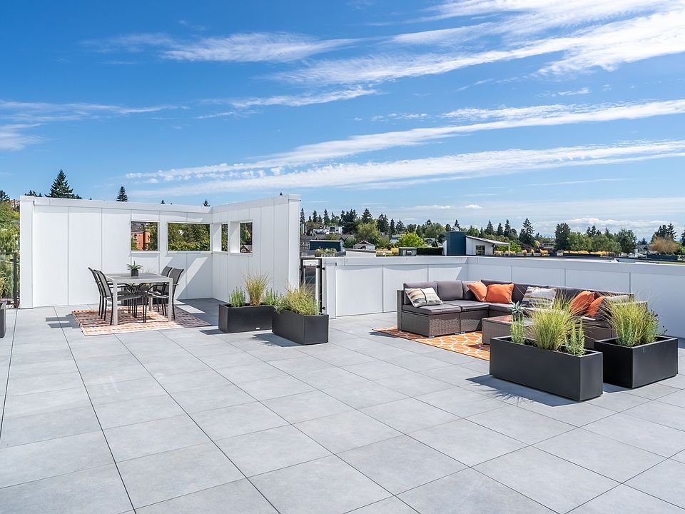 Rooftop Deck with Seating
