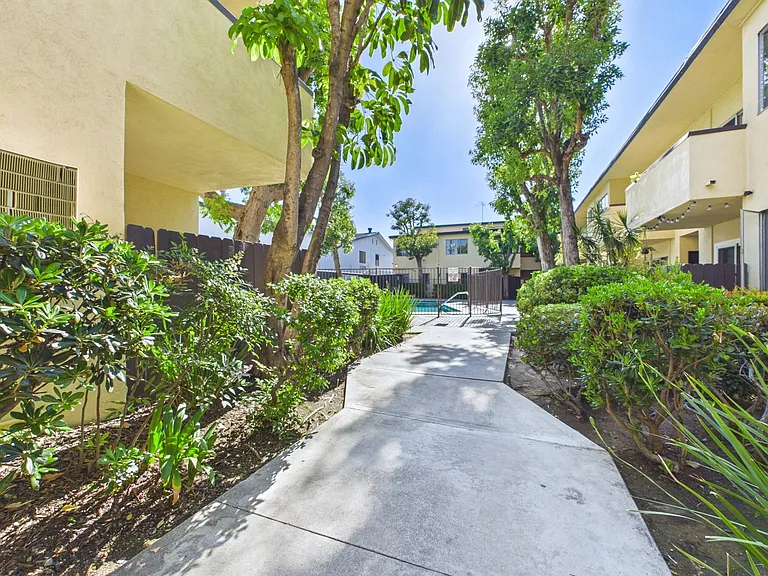 Sepulveda Apartments — Photo 25