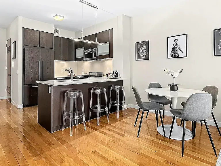 454 W 54th St #8A — Photo 2