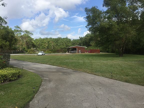 4 stall horse stables