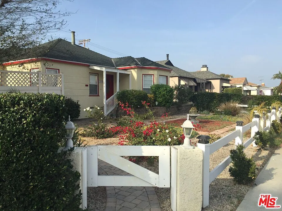 3 bed, 1.0 bath, 1700 sqft, $4,975 — Photo 2