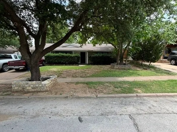430 W Phillips Ct, Grand Prairie, TX 75051