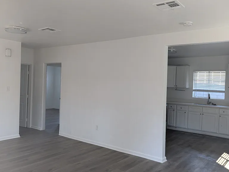 2534 E Culver St — Photo 6