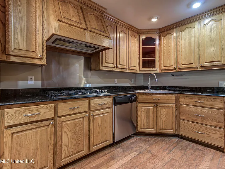 2323 Middlecoff Dr — Photo 14