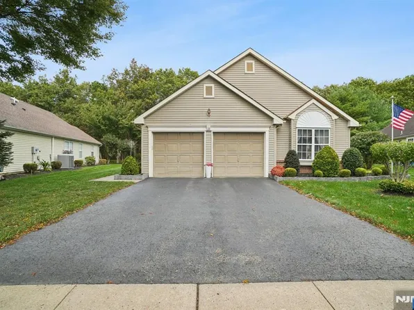 2703 Meadow Lake Dr, Toms River, NJ 08755