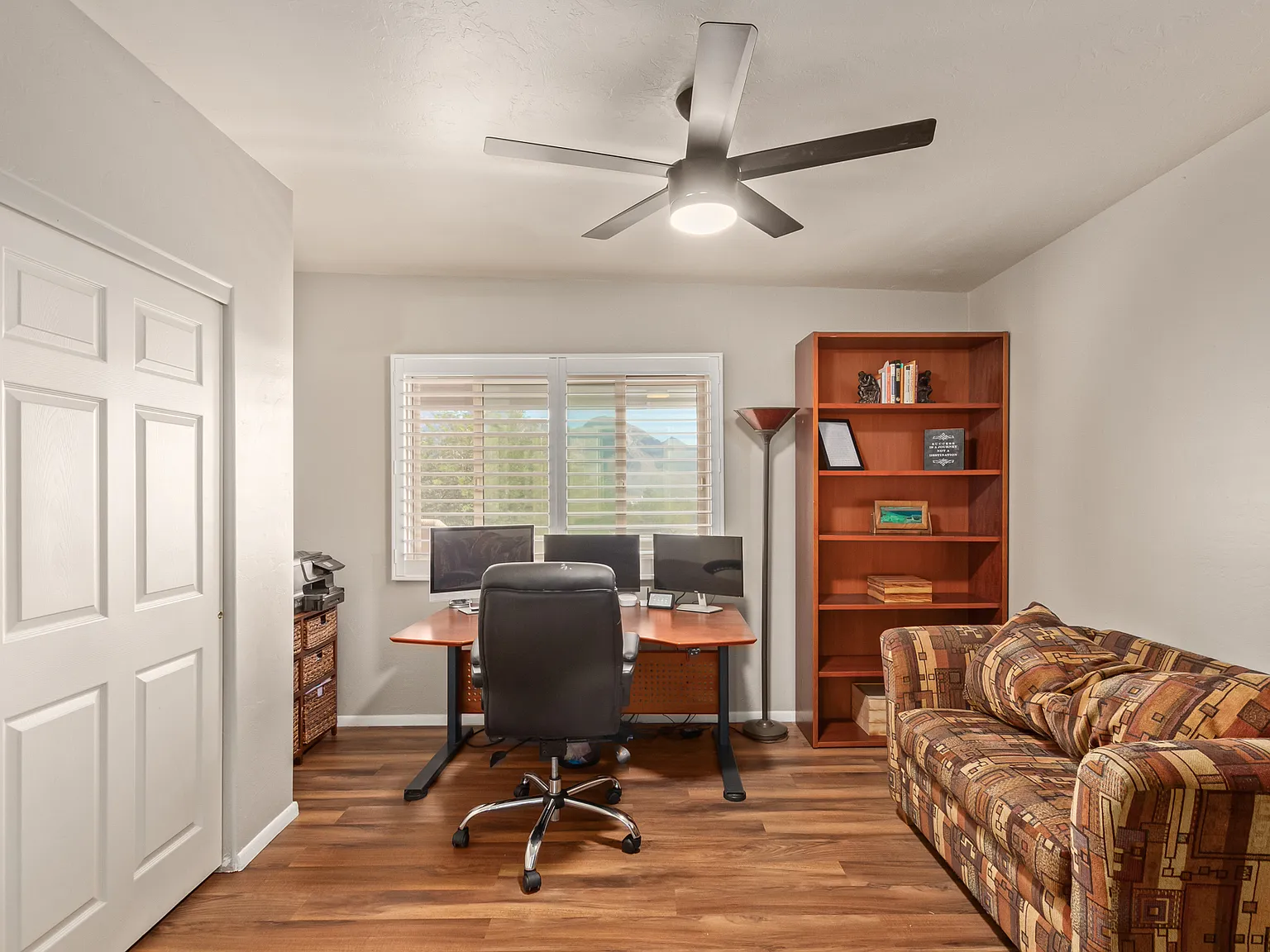 Views! Space! Move in ready! — Photo 4