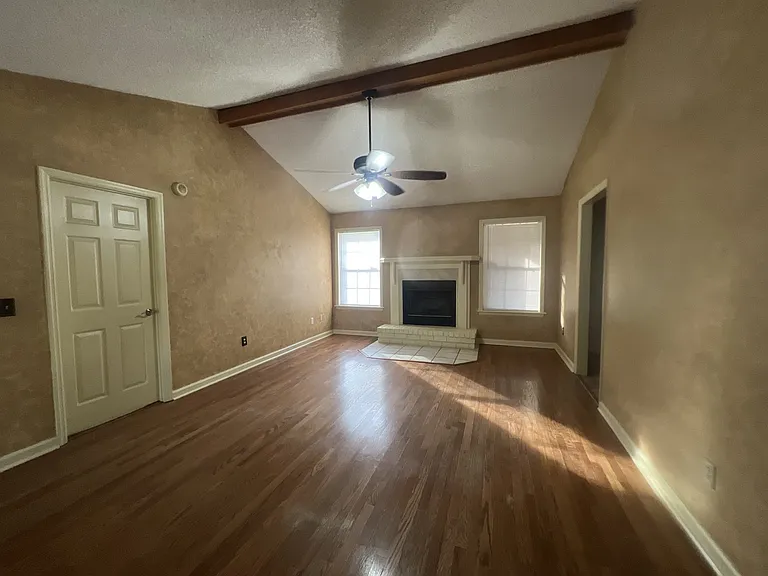 808 Barony Ct — Photo 2