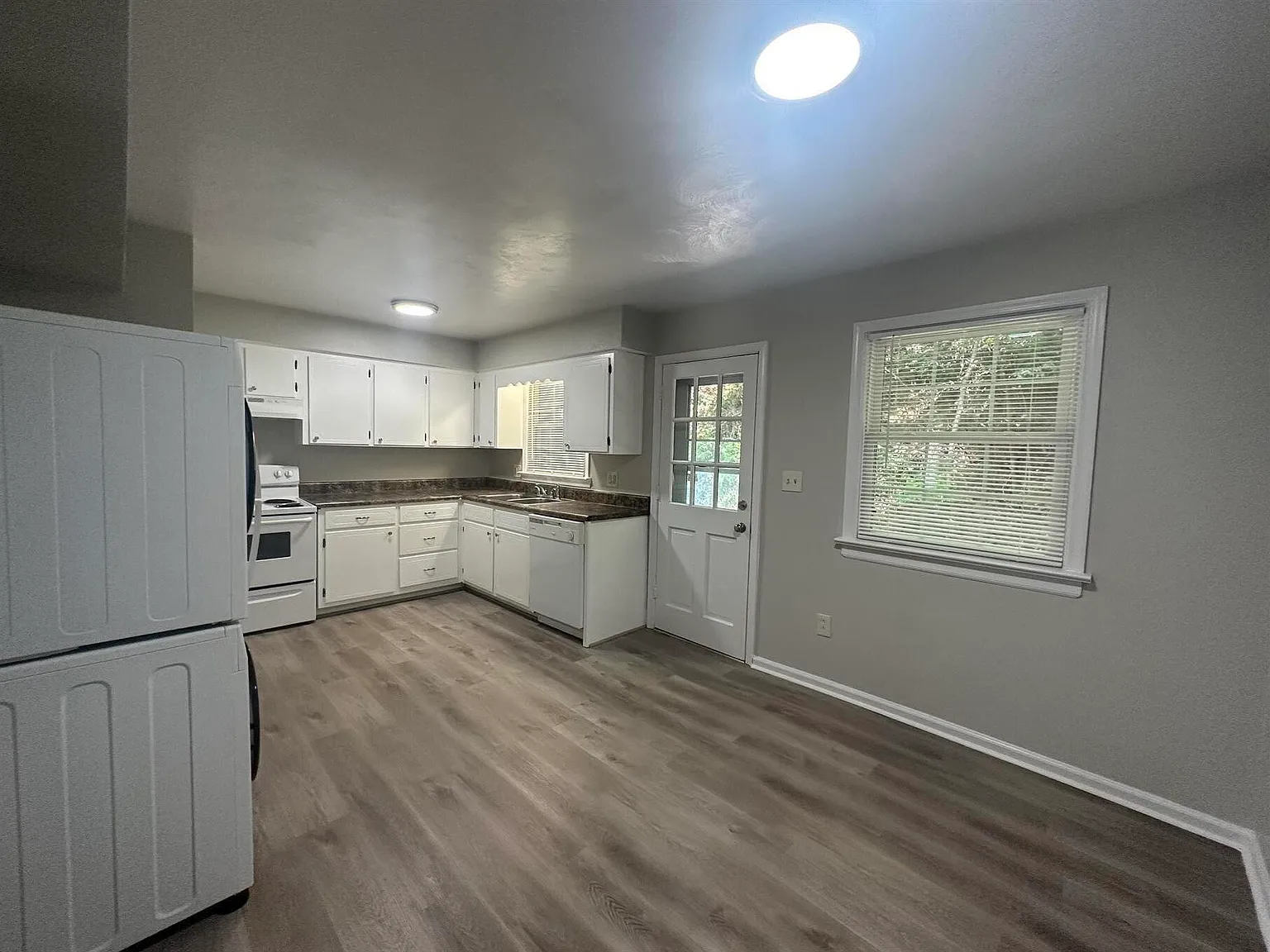 2 bed, 1.0 bath, 969 sqft, $1,300 — Photo 4