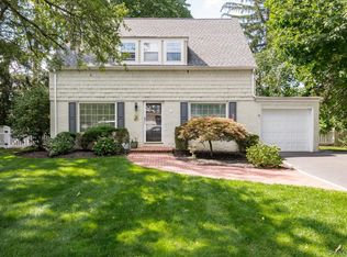 151 Milburn Lane, East Hills, NY 11577