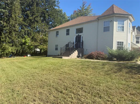 11 Levitsky Court, Chestnut Ridge, NY 10977