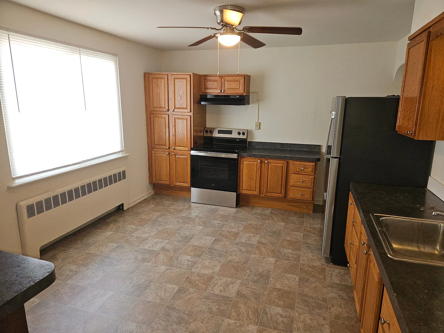 2 bed, 1.0 bath, 800 sqft, $1,600 — Photo 2