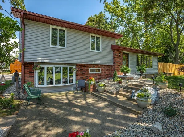 1275 Halls Ln, Hillsboro, IL 62049