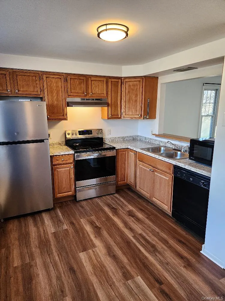 3 bed, 1.5 bath, 1232 sqft, $3,250 — Photo 3