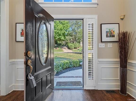5th image of 4915 Foxbriar Trl