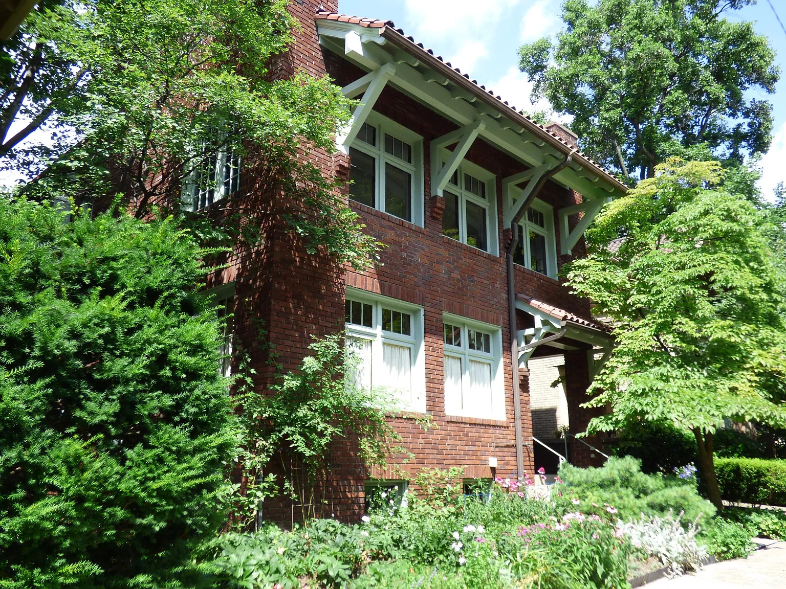 520-522 Saint James Pl photo 1