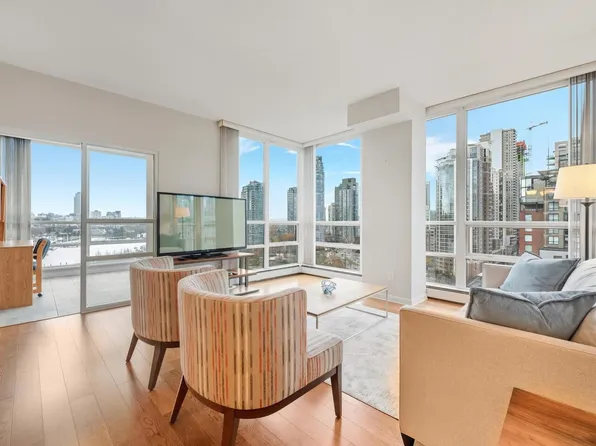 139 Drake St #18C, Vancouver, BC V6Z 2T8