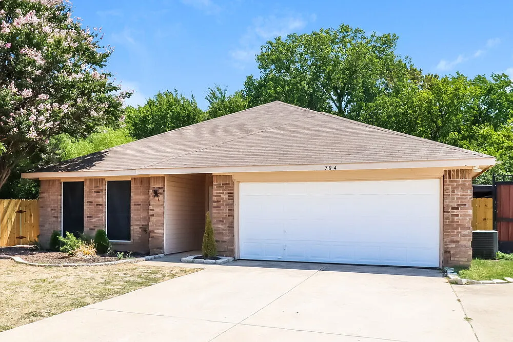 4 bed, 2.0 bath, 1654 sqft, $2,255 — Photo 1
