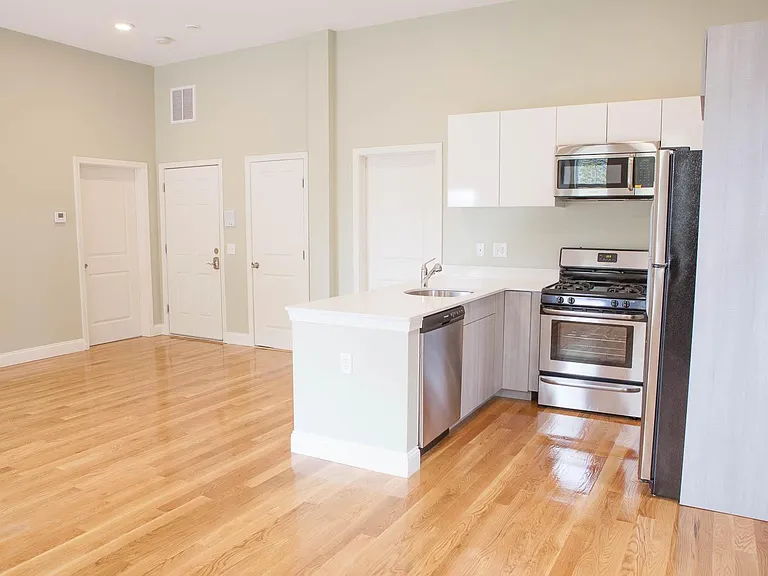 409 Dudley St #5L — Photo 2