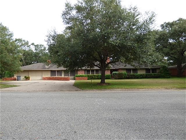 1st image of 2409 Oak Dr