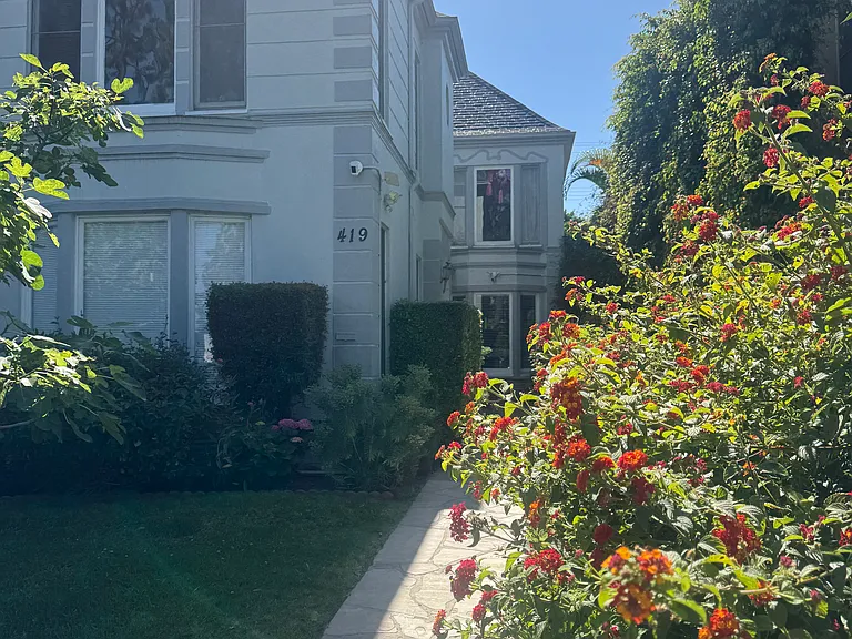 419 N Doheny Dr #B — Photo 2
