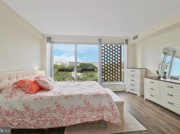 800 4th St SW APT S721, Washington, DC 20024