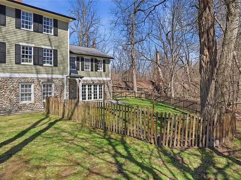 1474 Marsh Rd — Photo 2