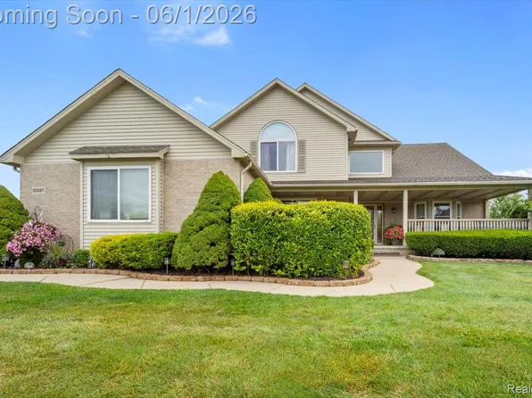 25587 Winding Creek Dr, New Boston, MI 48164
