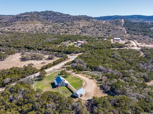 452 LOST CREEK RD, Pipe Creek, TX 78063