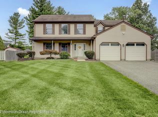 39 Lincolnshire Dr, Manalapan, NJ