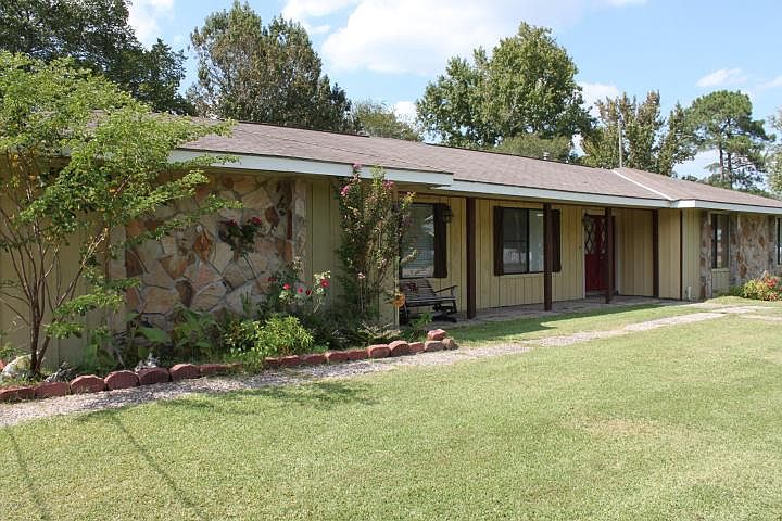 1st image of 102 Live Oak Ln