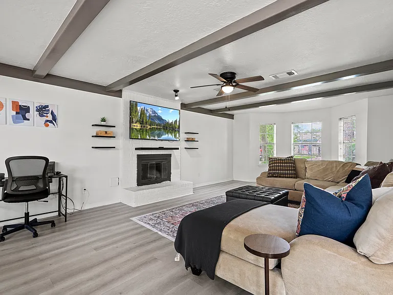 604 Lochnell Dr — Photo 4