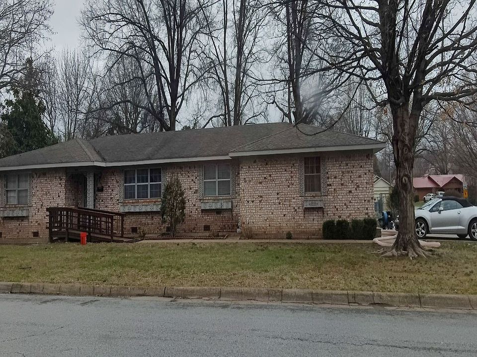 1st image of 1604 W Poplar St