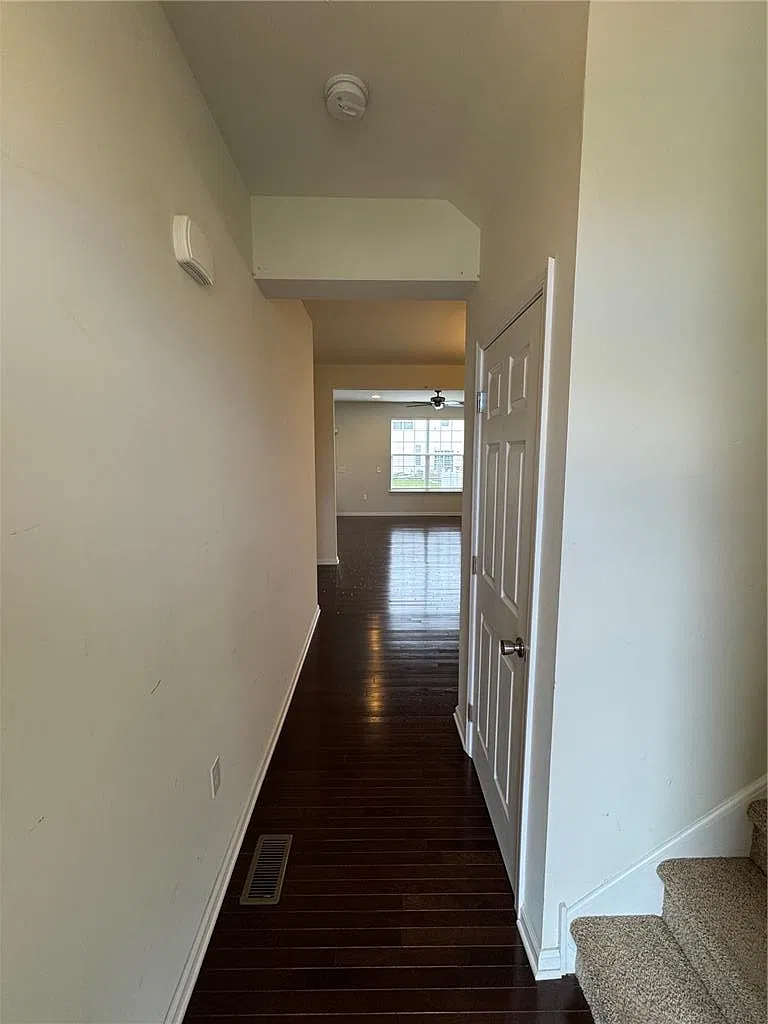 3 bed, 2.5 bath, 2139 sqft, $2,800 — Photo 3